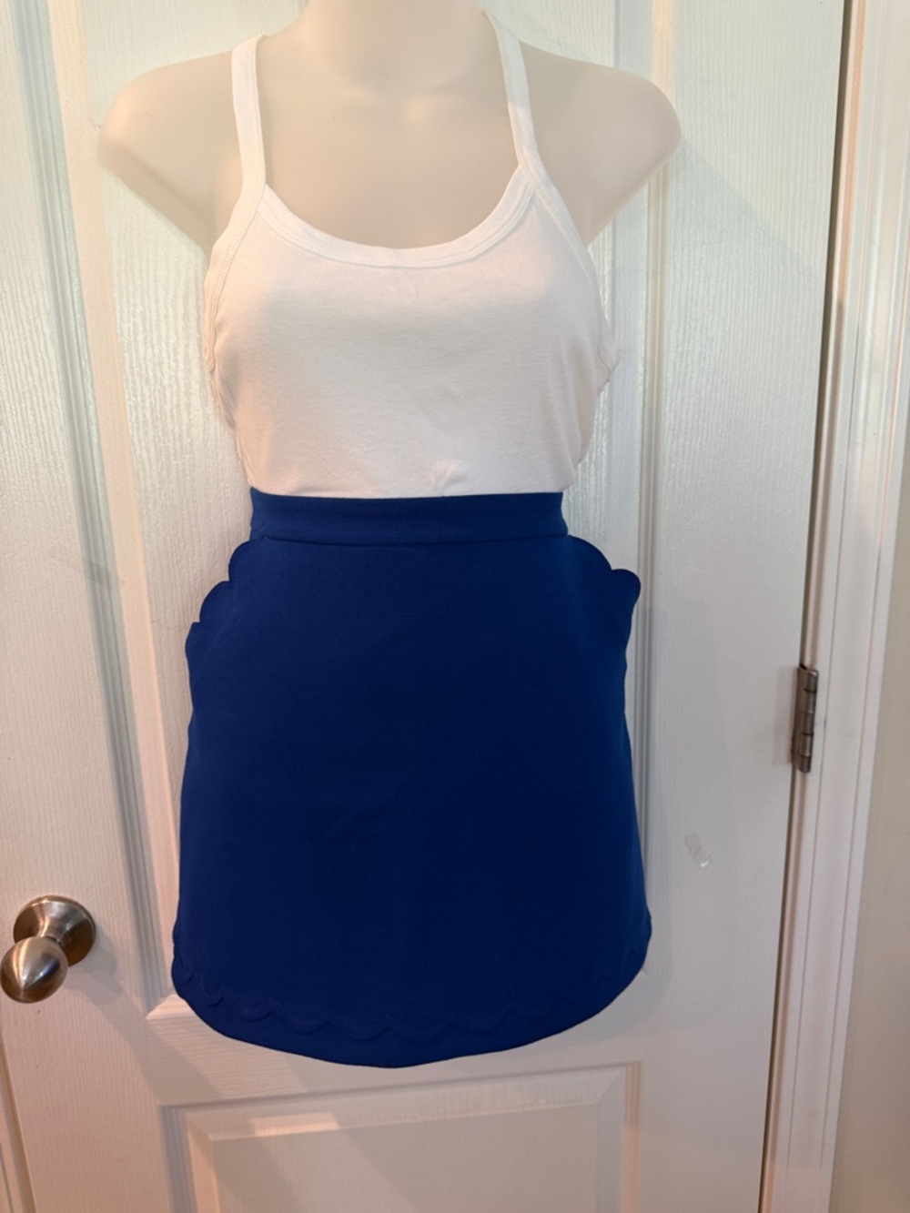 💙Banana Republic Royal Blue Scalloped Hem
Mini Skirt
💙Sz 2 Petite 
💙Never Worn